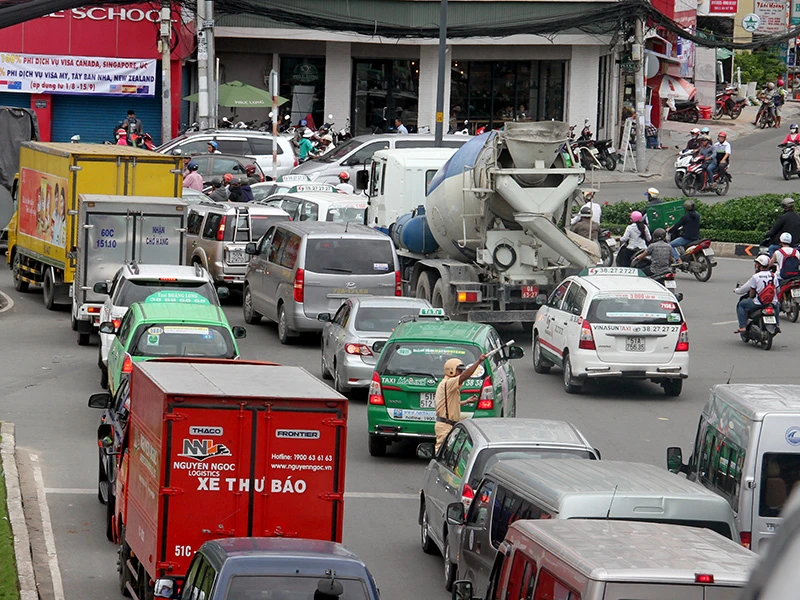 Các chiến sĩ CSGT phải khá vất vả điều tiết giao thông, giải phóng ùn ứ